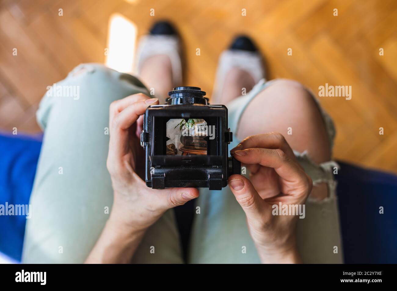 Draufsicht eines Mädchens macht ein Foto mit ihrer Mittelformatkamera. Stockfoto