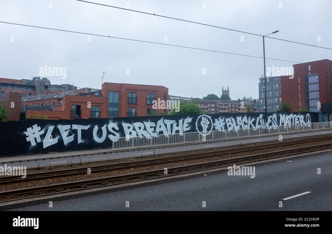 Ein Wandbild von Let US Breathe and Black Lives Matter auf der Penistone Road im Stadtzentrum von Sheffield, South Yorkshire, Großbritannien Stockfoto