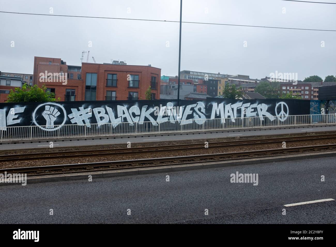 Ein Wandbild von Let US Breathe and Black Lives Matter auf der Penistone Road im Stadtzentrum von Sheffield, South Yorkshire, Großbritannien Stockfoto