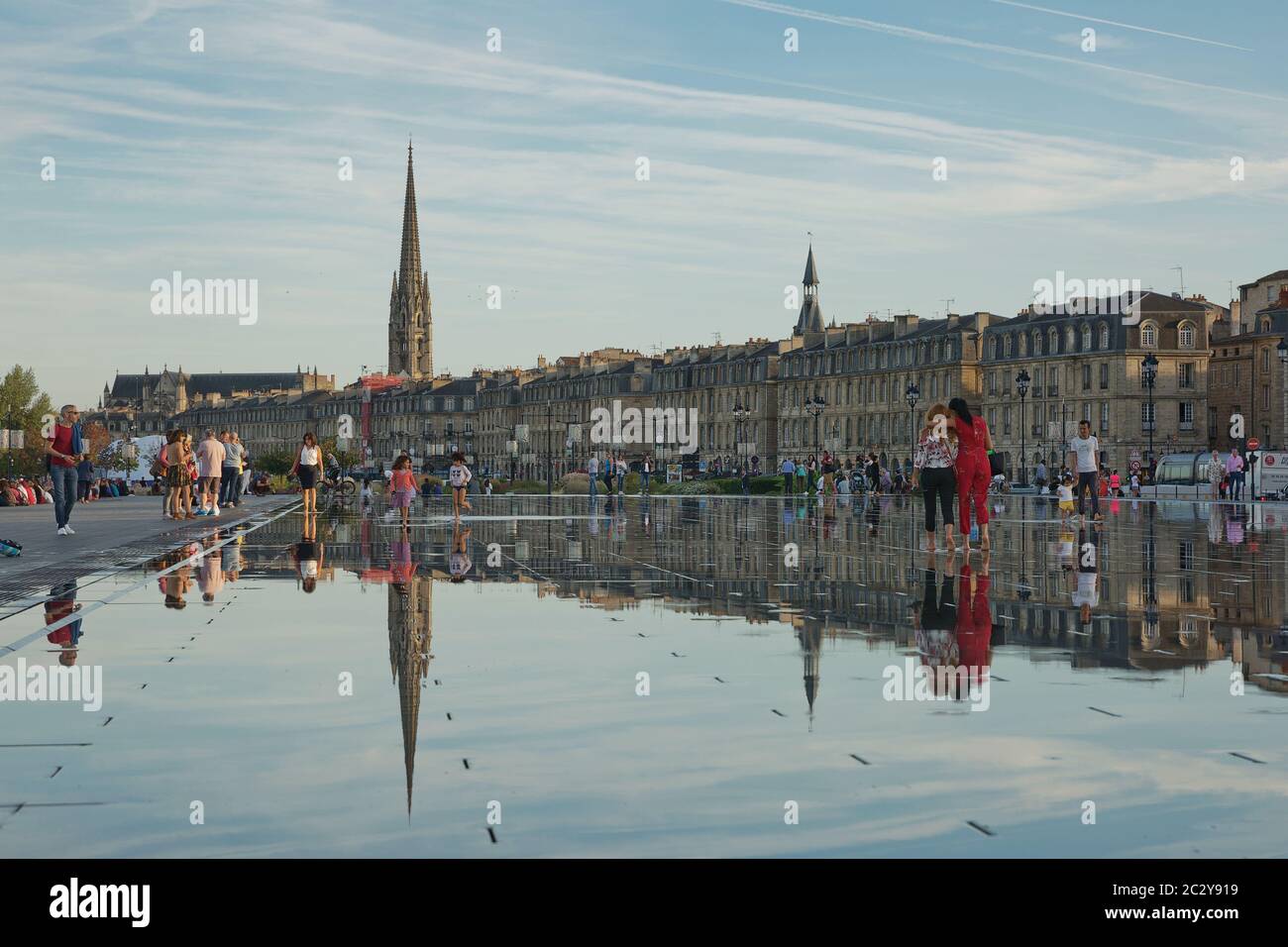 Die Menschen haben Spaß und erfrischen sich an einem heißen Sommertag, im Spiegelbrunnen in Bordeaux, Frankreich Stockfoto