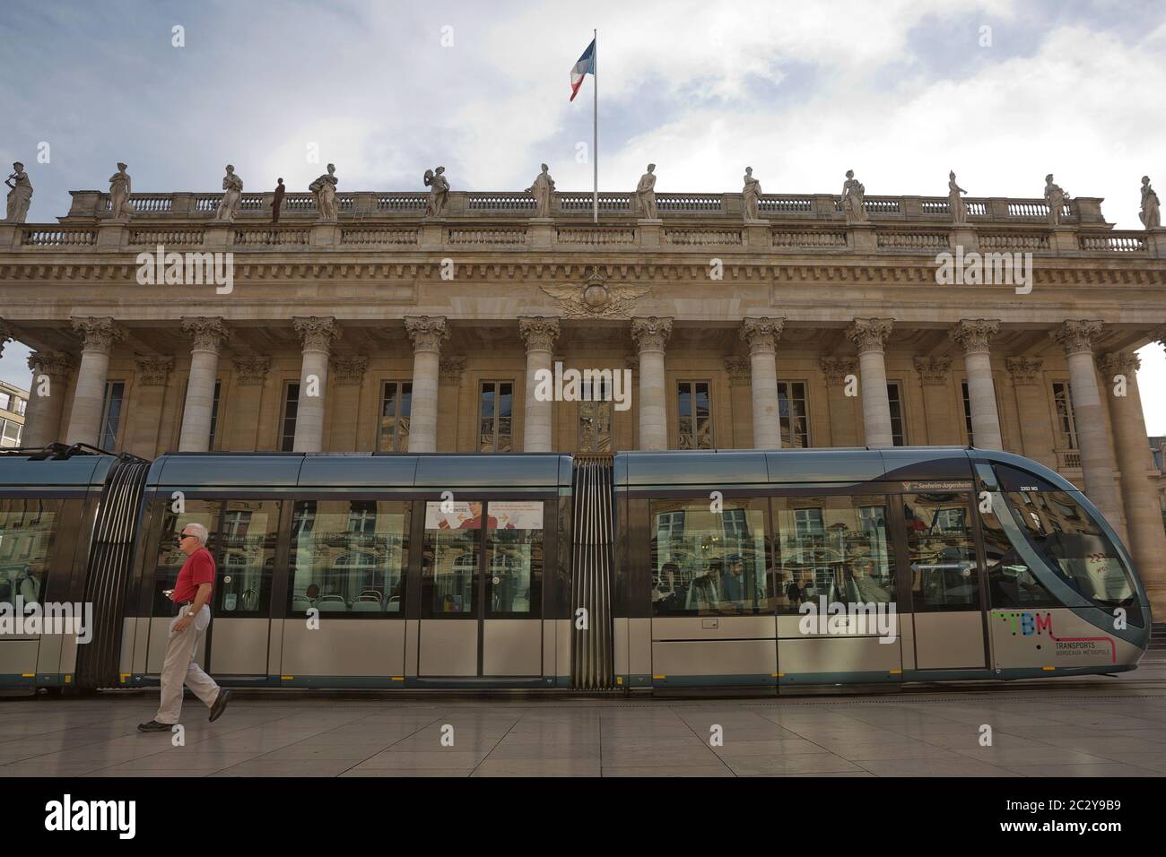 Menschen vor dem Grand Theatre de Bordeaux. Das Theater ist die Heimat der Opera National de Bordeaux Stockfoto