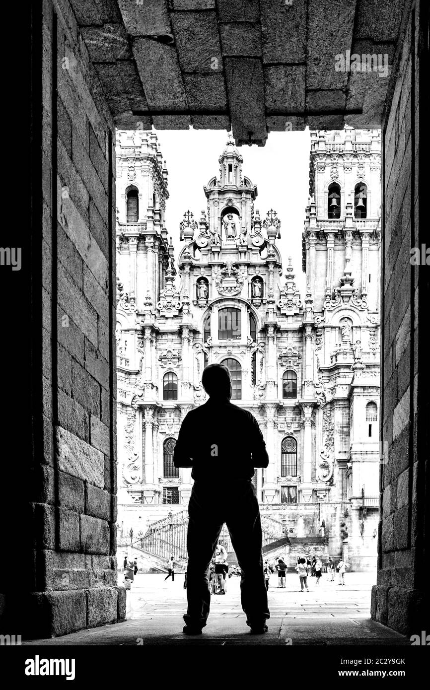 Silhouette eines Mannes, der vor der Kathedrale von Santiago de Compostela, Santiago de Compostela, Galicien, Spanien, steht Stockfoto
