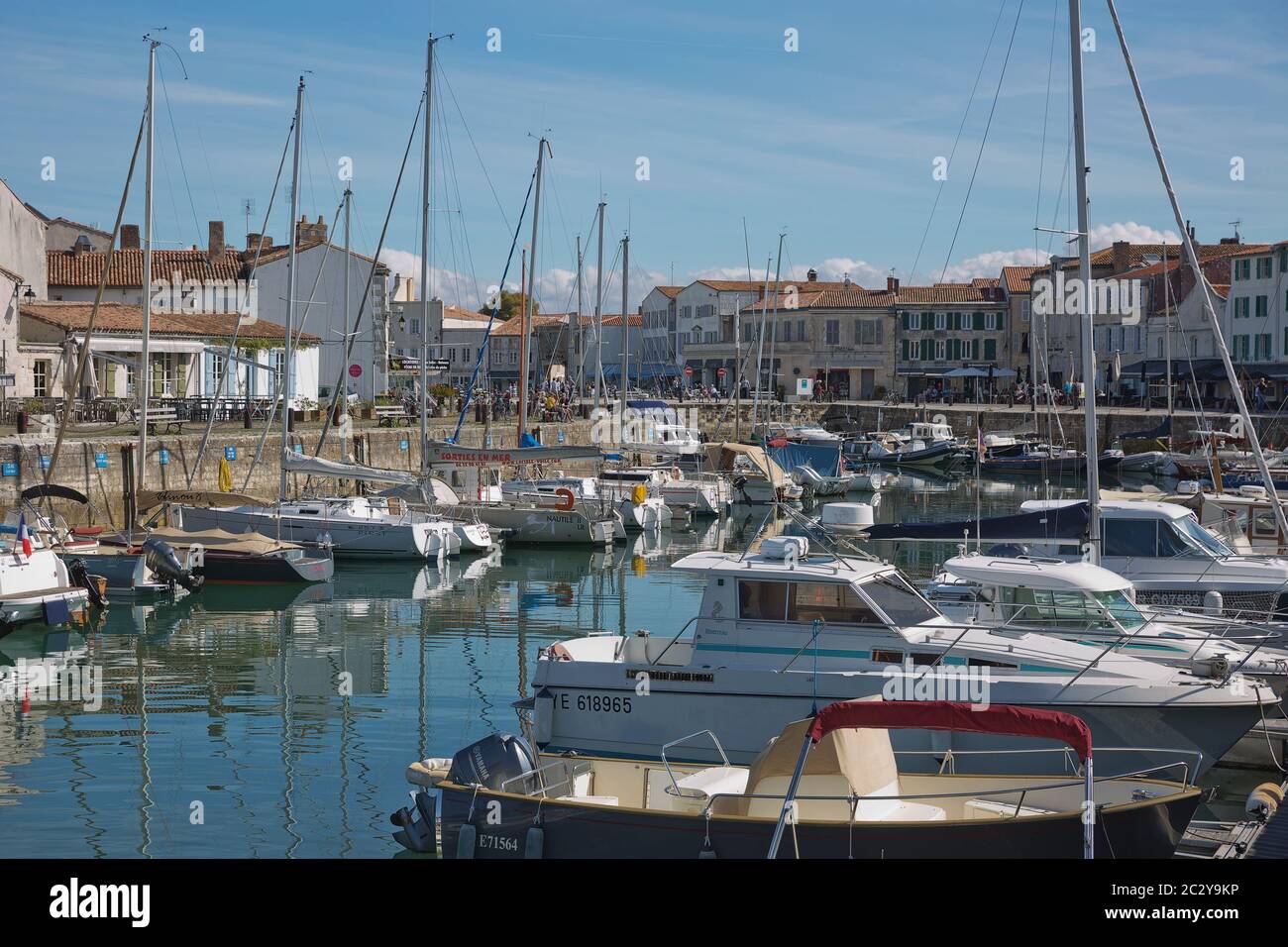 Blick auf einen Hafen und Hafen mit Booten in Saint Martin Ile de Re in Frankreich. Stockfoto