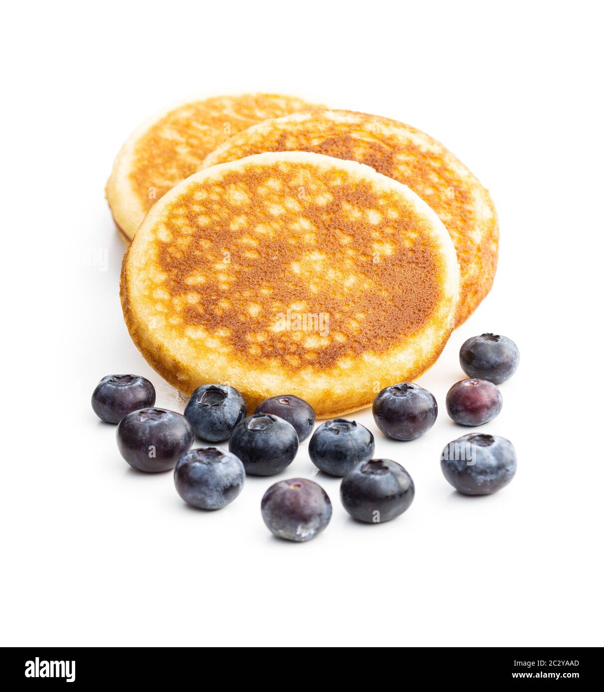 Süße hausgemachte Pfannkuchen und Blaubeeren isoliert auf weißem Hintergrund. Stockfoto