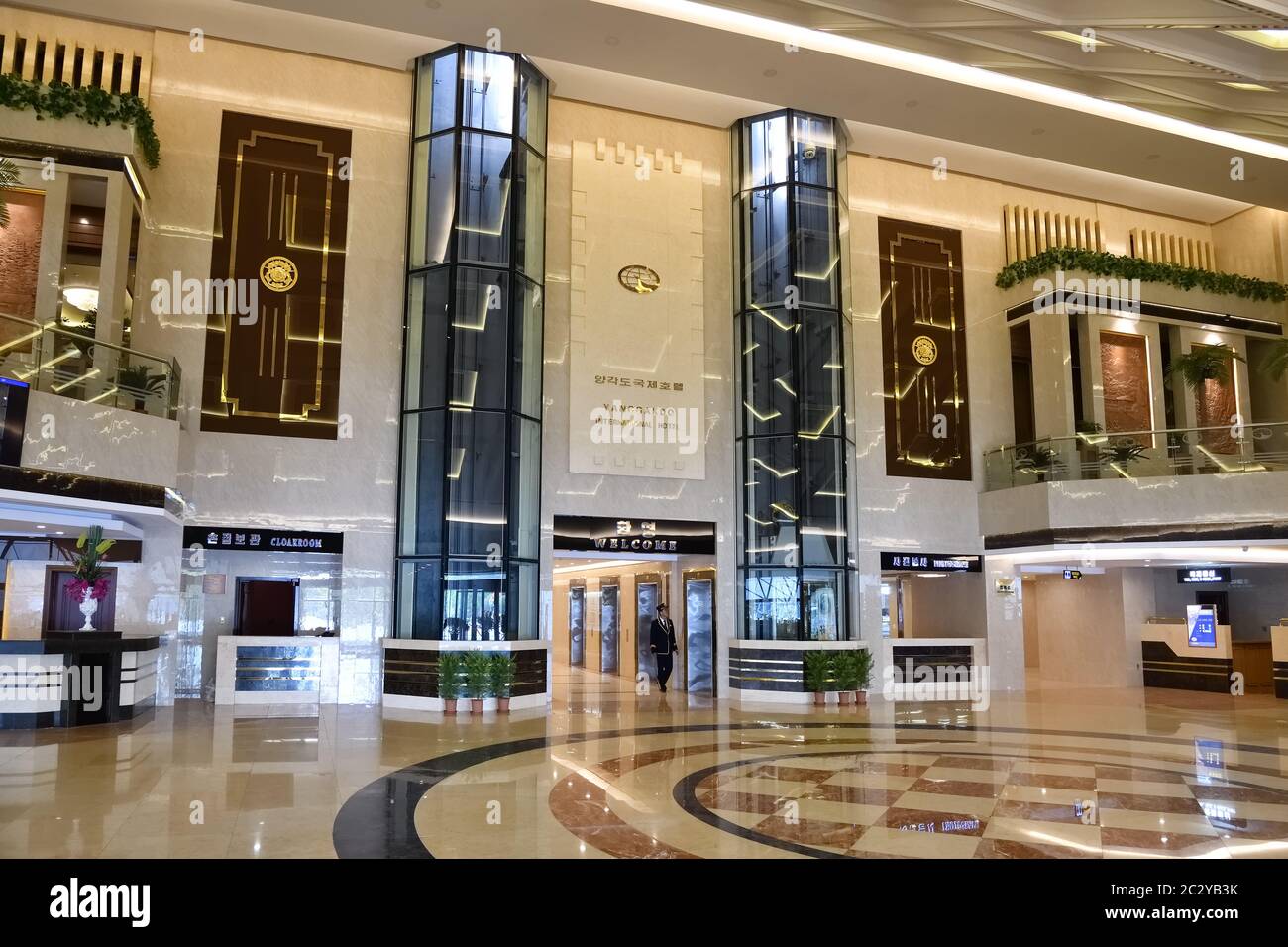 Pjöngjang, Nordkorea - 1. Mai 2019: Lobby des modernen Yanggakdo Hotels. Das Yanggakdo International Hotel ist das größte Hotel in Nord-K Stockfoto