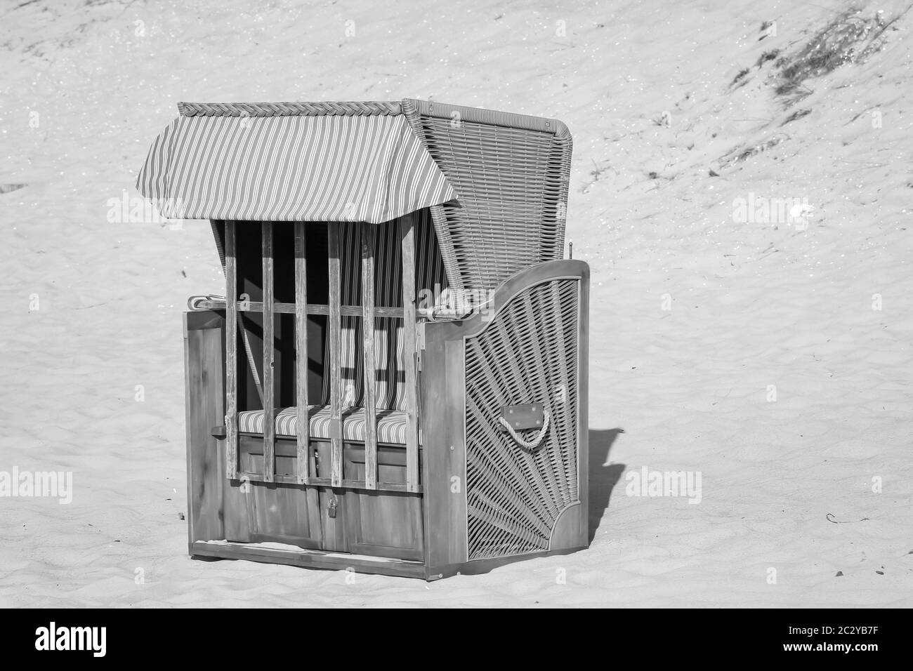 Ein verschlossener Strandstuhl steht einsam am Ostseestrand Stockfoto