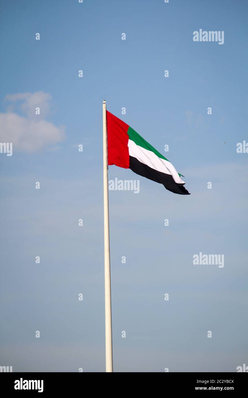 Die stolze Flagge von Dubai flattert im Wind Stockfoto