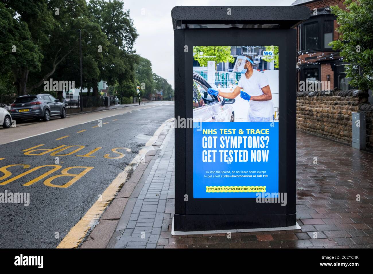 NHS-Test- und Trace-Meldung. Covid-19 Coronavirus-Sperrmeldung auf einer Busstation auf einer leeren Straße, Nottinghamshire, England, Großbritannien Stockfoto