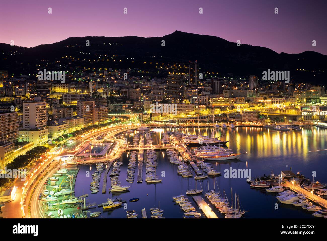 Fürstentum Monaco, Hafen bei Dämmerung. Stockfoto