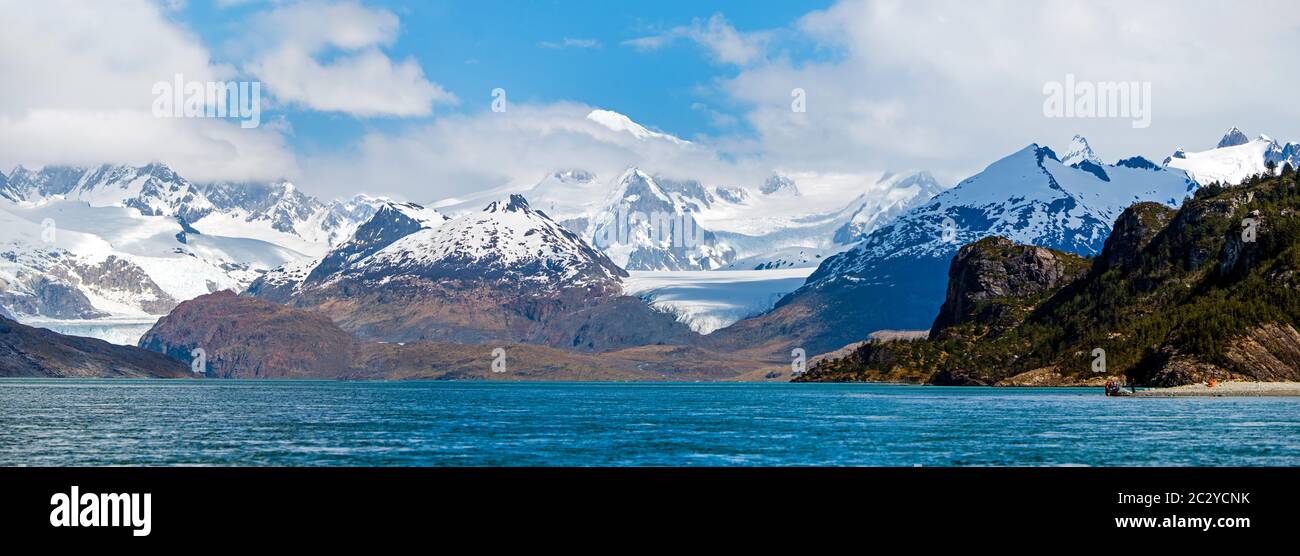 Landschaftlich schöner Blick auf die schneebedeckte Cordillera Darwin Range, Patagonien, Chile, Südamerika Stockfoto