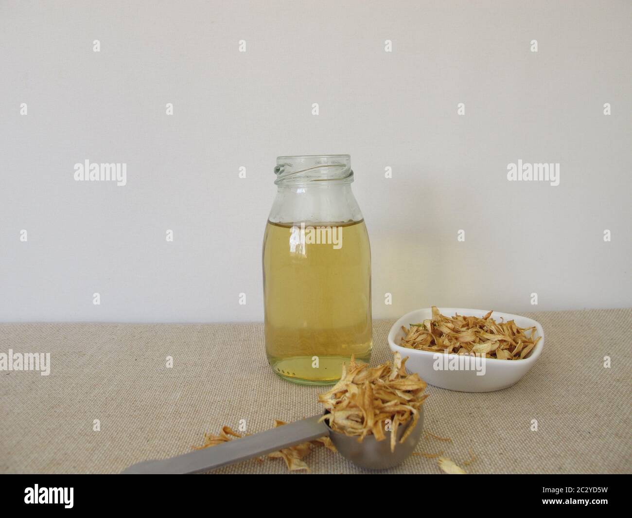 Orangenblüten Wasser und getrocknete Blütenblätter vom süßen Orangenbaum Stockfoto