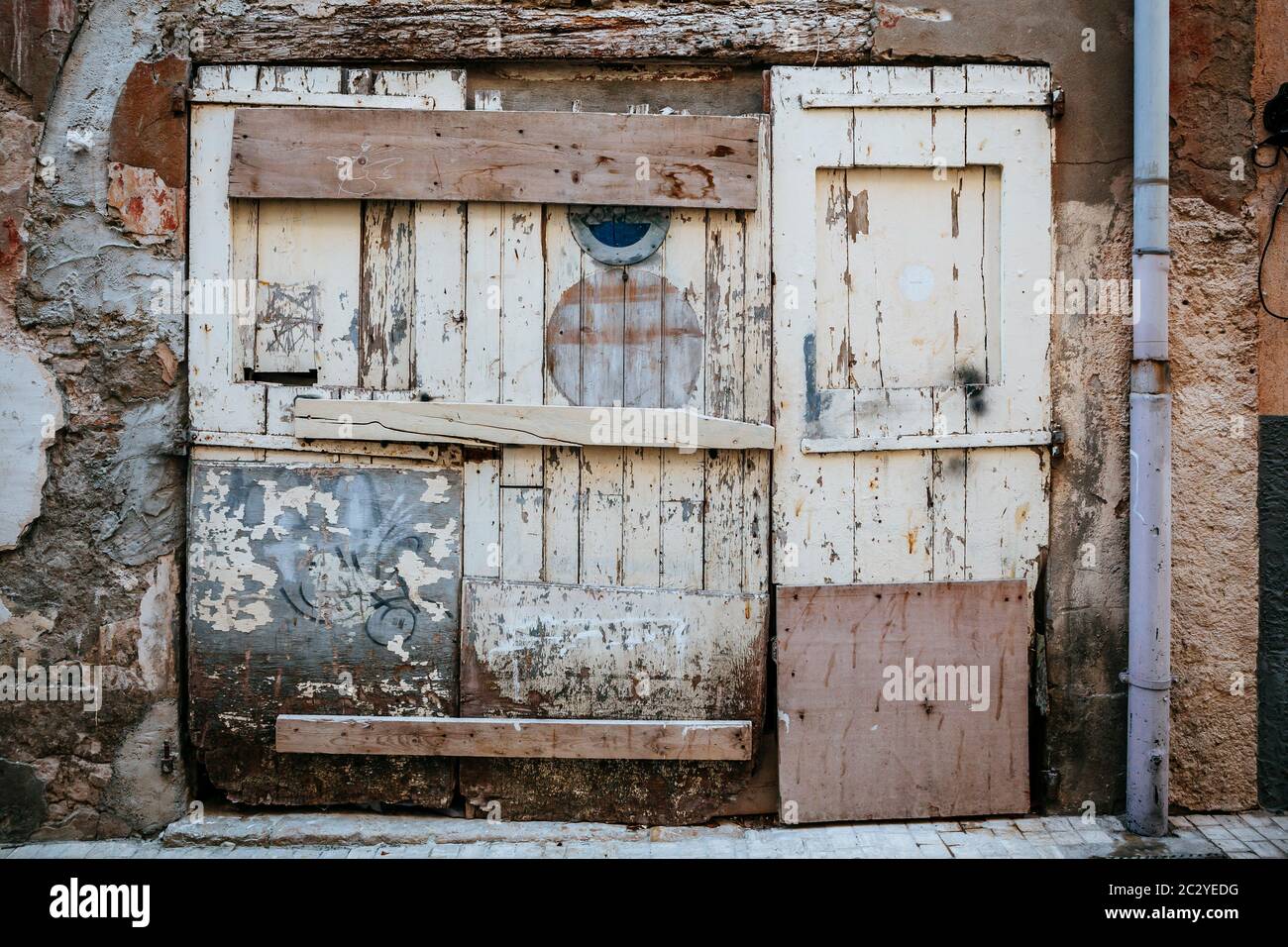 Eine alte zerbrochene äußere Tür mit verrottendem Holz und abblätternde Farbe. Stockfoto