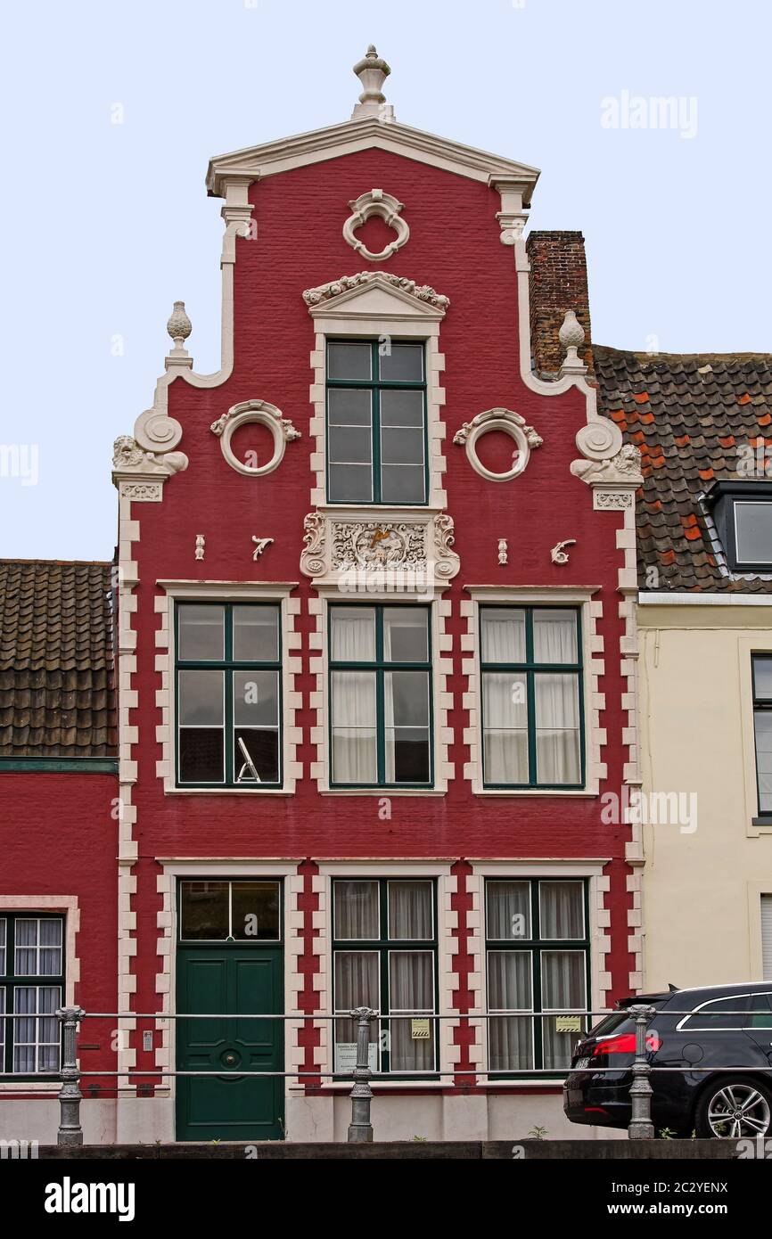 Gebäude entlang des Kanals, flämische Architektur, rot lackierte Ziegel, cremefarbene Dekorationen, hohe Fenster, mittelalterliche, alte, Geländer, Europa, Brügge; Belgien Stockfoto