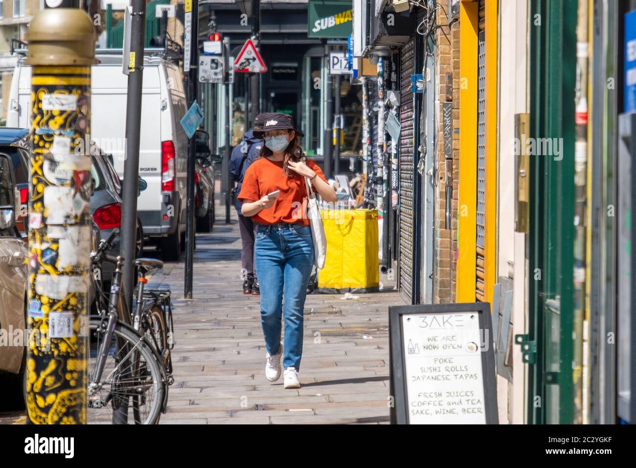 London - Juni 2020: Frau in der Hauptstraße in East London, die Gesichtsmaske trägt, nachdem die Coronavirus-Sperre aufgehoben wurde Stockfoto
