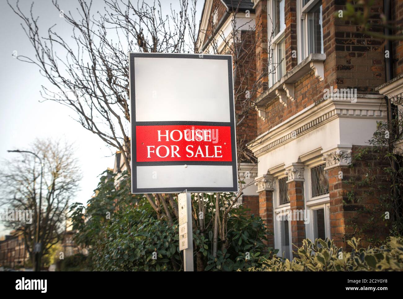 Immobilienmakler Zeichen 'Haus zum Verkauf' Stockfoto