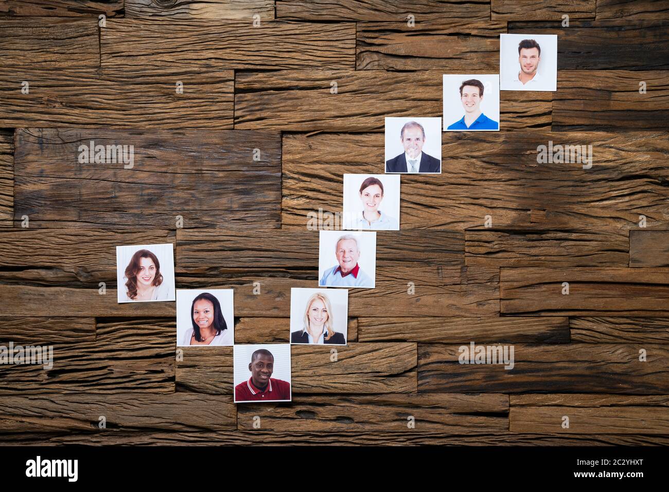 Checkbox-Symbol Aus Personenfotos Am Holztisch Stockfoto