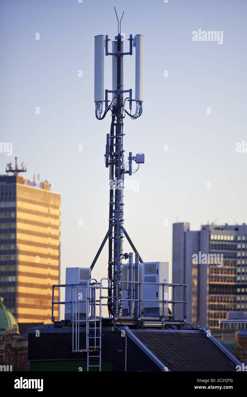 5G-Zellstandort auf dem Dach in der Innenstadt, Essen, Nordrhein-Westfalen, Deutschland, Europa Stockfoto