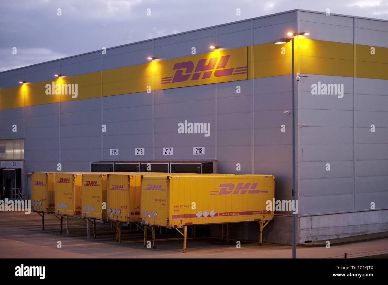 DHL-Distributionszentrum in der Nähe des Amazon Logistikzentrums, Twilight, Rheinsberg, Deutschland, Europa Stockfoto