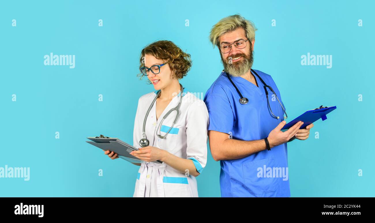 Gesund und glücklich gehen. Gesundheitsgeschäft. Teamarbeit und Menschen Konzept. Arzt und Krankenschwester. Erfolgreiches Team von Arzt. Menschen in Uniformen blauer Hintergrund. Medizinisches Personal. Vertrauen Sie unseren Fachleuten. Stockfoto