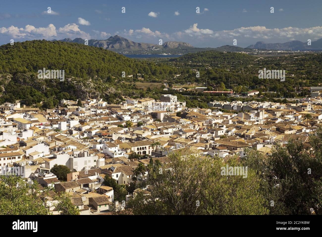 Blick auf das Dorf mit der Umgebung von Kalvarienberg, Pollenca, Mallorca, Balearen, Spanien Stockfoto