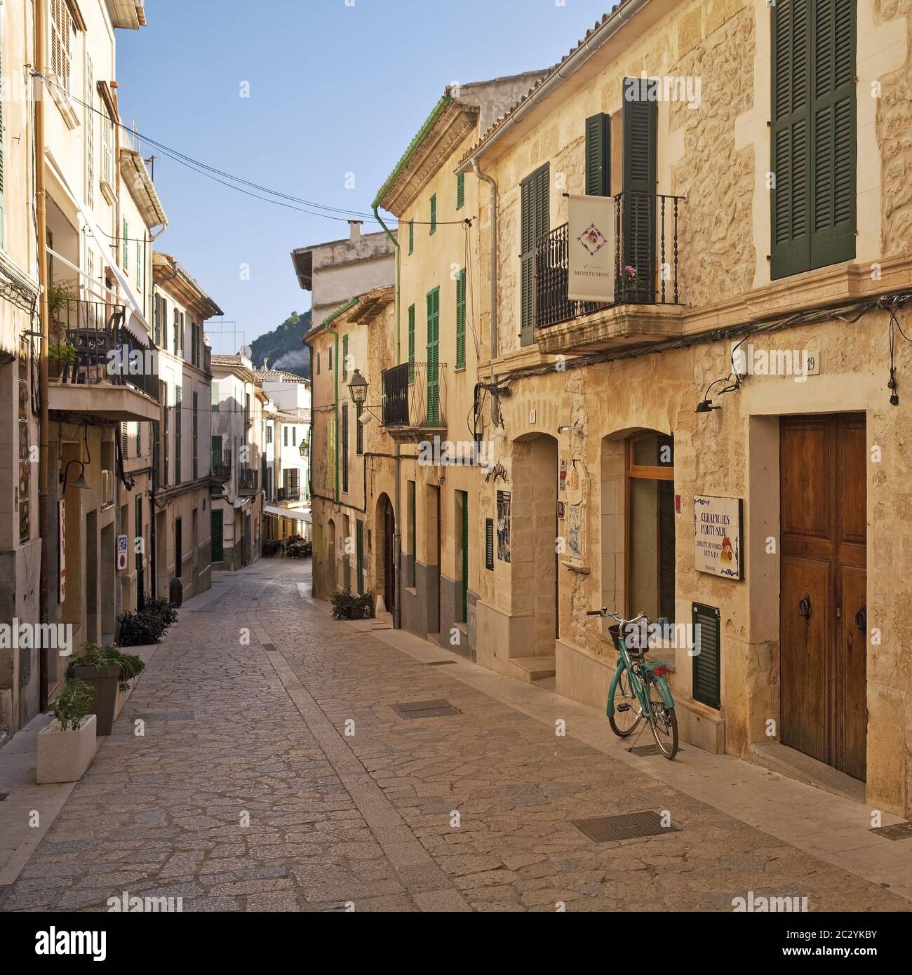 Alley in der Altstadt, Pollenca, Mallorca, Balearen, Spanien, Europa Stockfoto