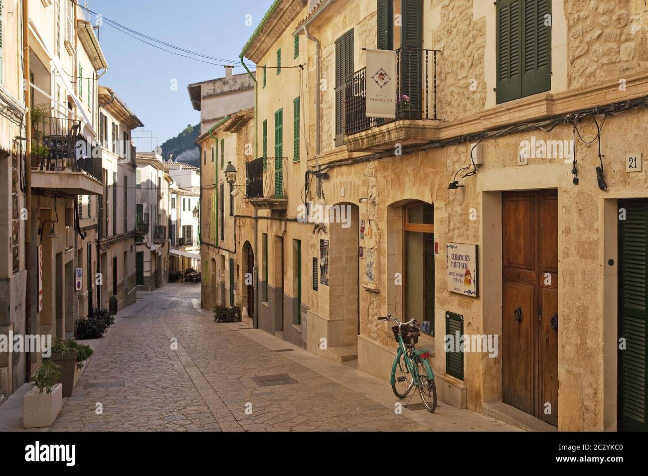 Alley in der Altstadt, Pollenca, Mallorca, Balearen, Spanien, Europa Stockfoto