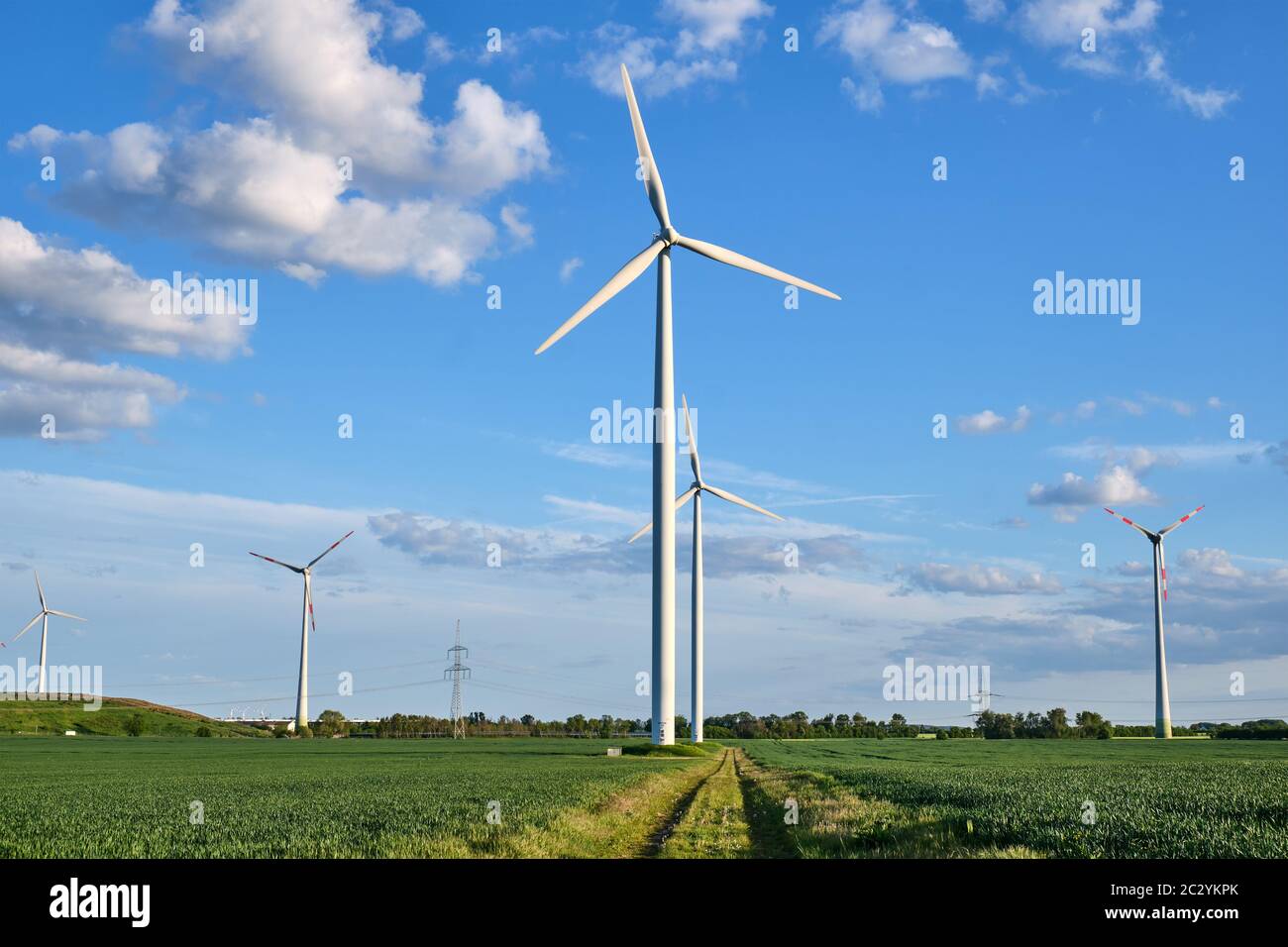Moderne Windräder im ländlichen Deutschland Stockfoto