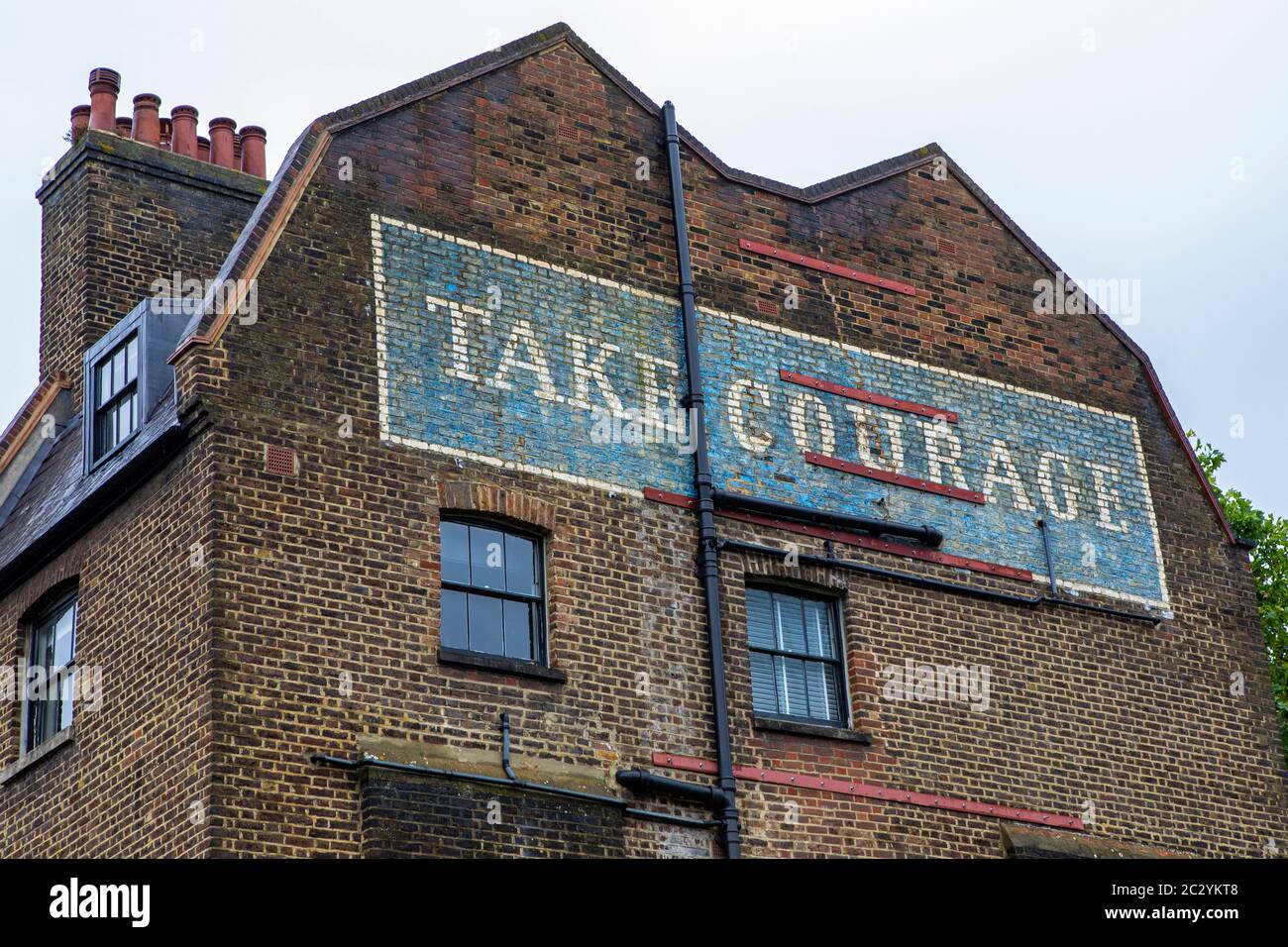 Blick auf das alte Take Courage Geisterschild, das sich in der Redcross Street in London, Großbritannien, befindet. Stockfoto