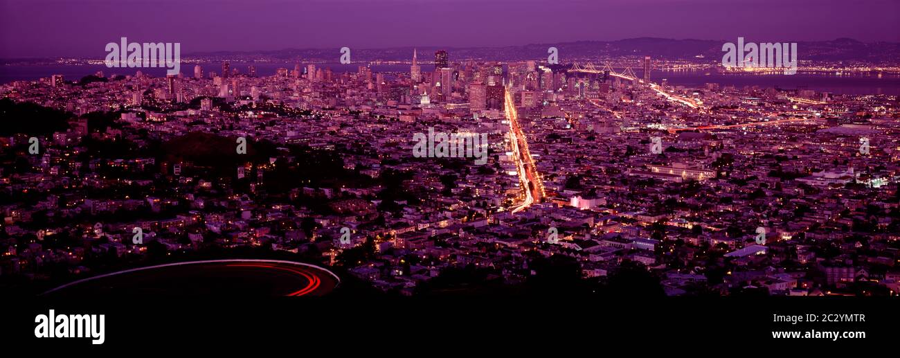 Beleuchtete Stadt bei lila Dämmerung, San Francisco, Kalifornien, USA Stockfoto