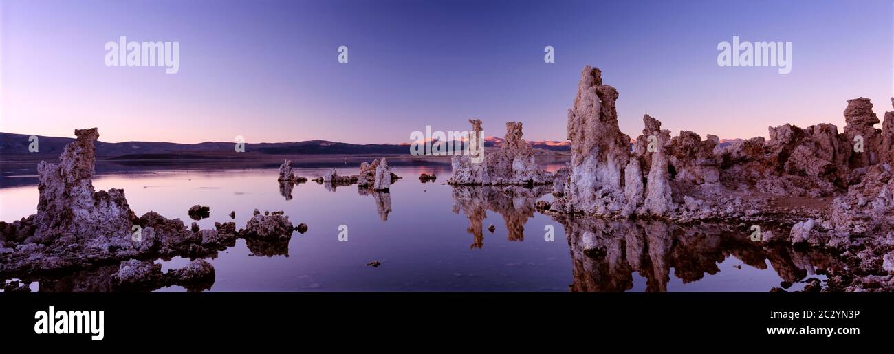 Tuffsteinformationen in Mono Lake in der Abenddämmerung, Kalifornien, USA Stockfoto