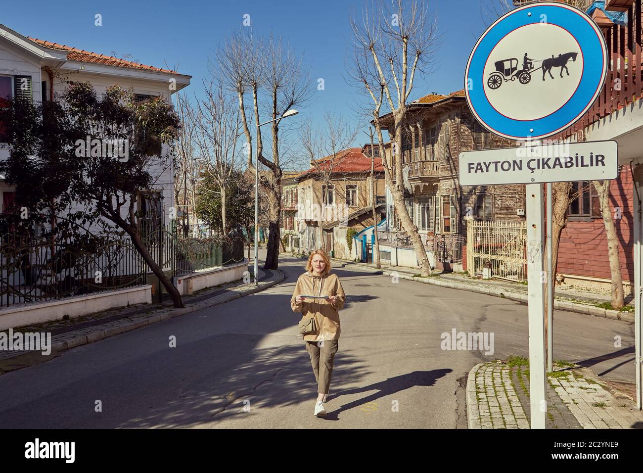 Istanbul, Türkei - 13. Februar 2020: Buyukada-Wanderung als Teil der Prinzeninseln. Eine junge weiße Frau navigiert mit einer touristischen Karte durch die Gegend. Ca Stockfoto