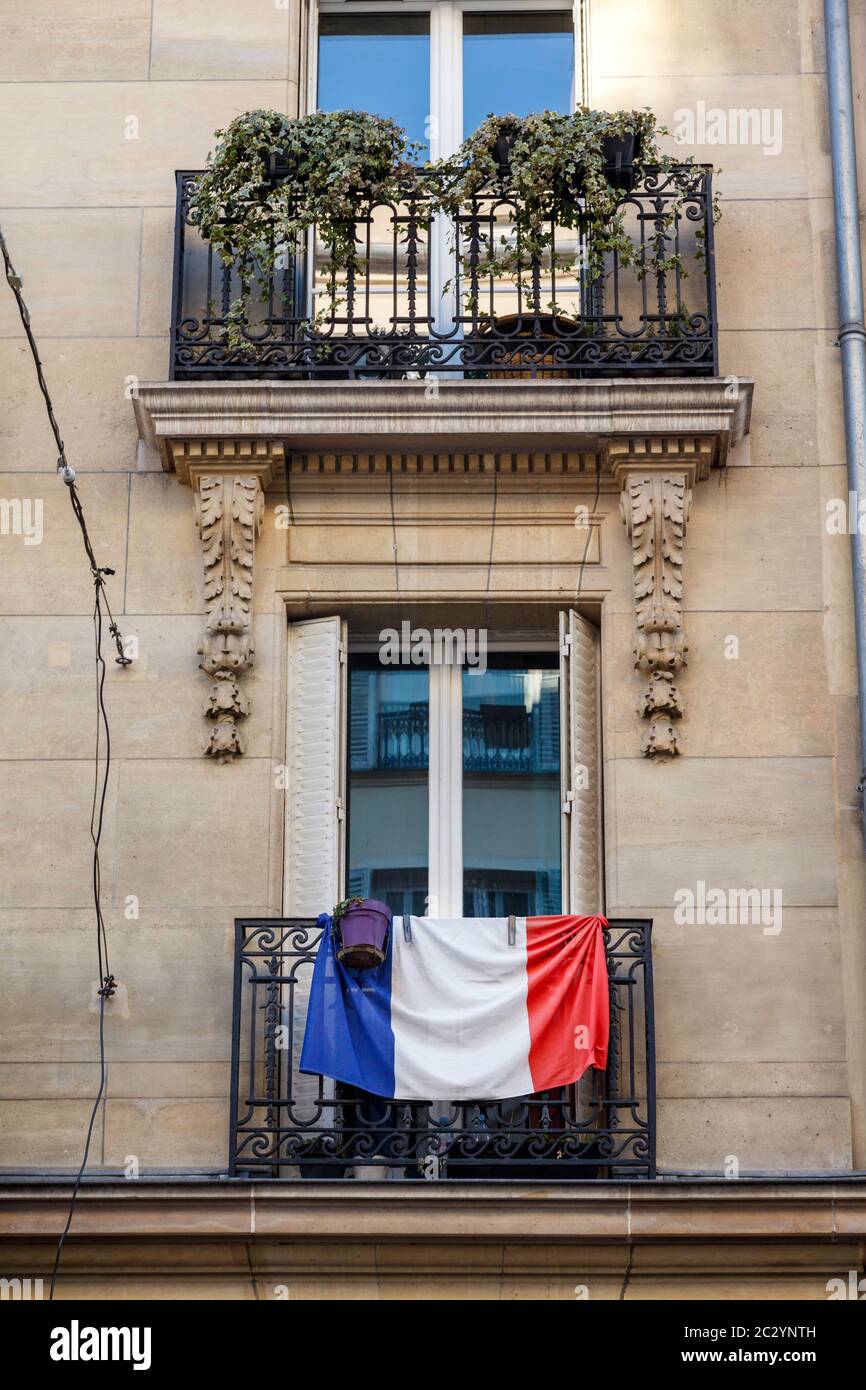 Französische Flagge hängt auf einem Balkon im Montmartre-Viertel, Paris, Frankreich, Europa. Stockfoto