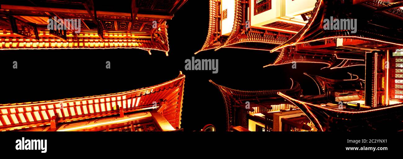 Beleuchtete Gebäude aus dem tiefen Winkel bei Nacht, Shanghai, China Stockfoto