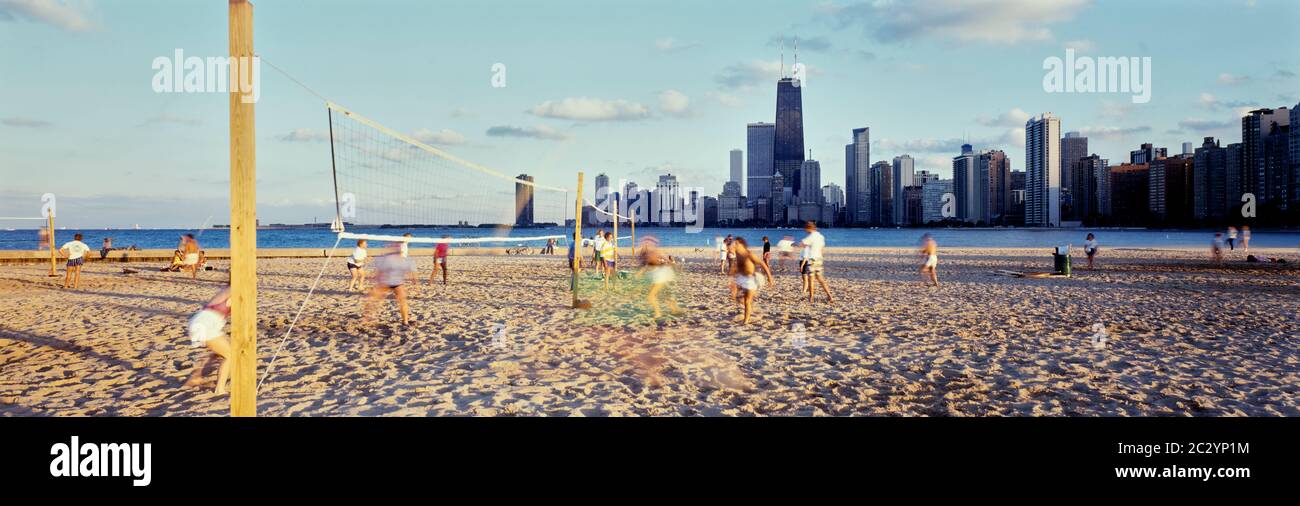 Gruppe von Menschen spielen Volleyball am Strand, Chicago, Illinois, USA Stockfoto