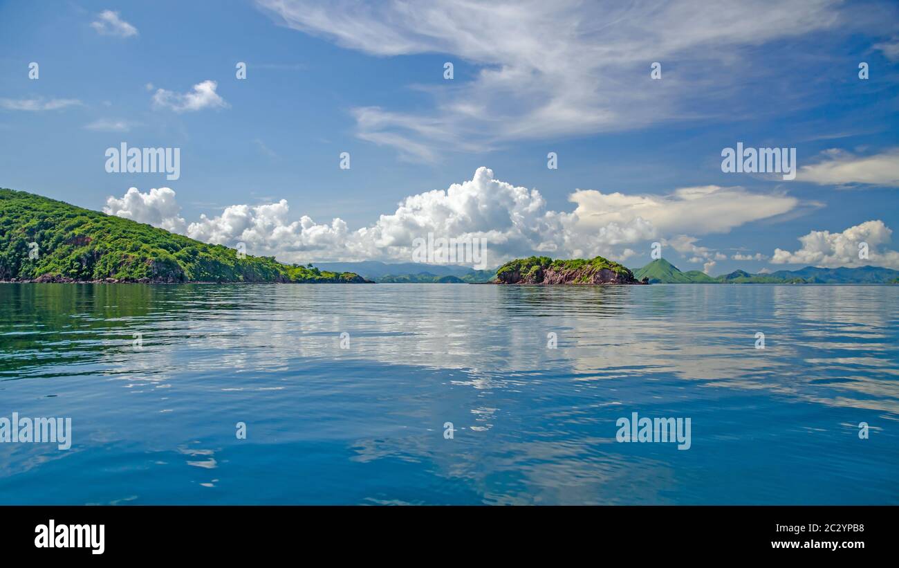 Grüne Hügel des azurblauen Meeres. Kleinere Sunda-Inseln. Indonesien Stockfoto