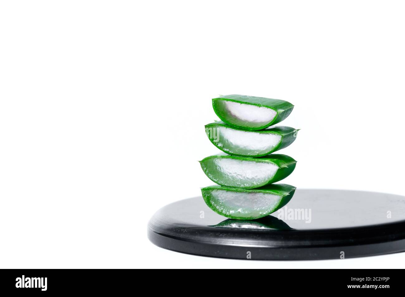 Scheiben Aloe Vera isoliert auf weißem Hintergrund . Kosmetik und Kräutermedizin Konzept. Stockfoto