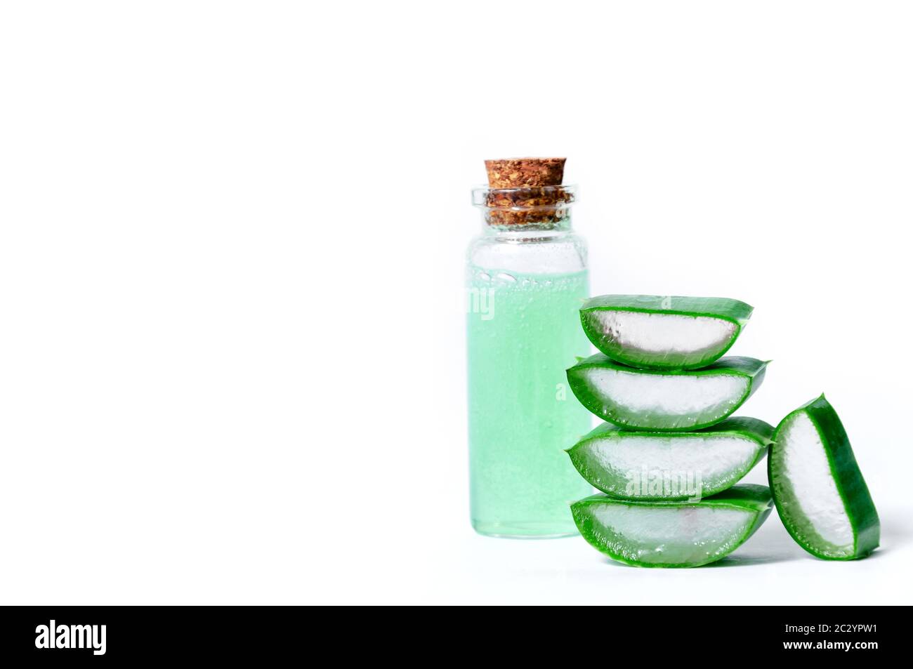 Aloe Vera Scheiben und Glas mit Saft Aloe Vera. Kosmetik und Kräutermedizin Konzept. Stockfoto