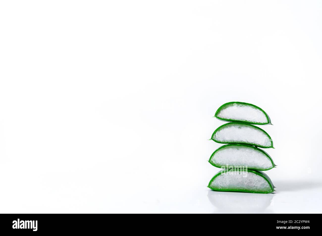 Scheiben Aloe Vera isoliert auf weißem Hintergrund . Kosmetik und Kräutermedizin Konzept. Stockfoto