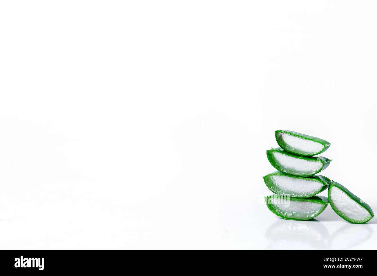 Scheiben Aloe Vera isoliert auf weißem Hintergrund . Kosmetik und Kräutermedizin Konzept. Stockfoto