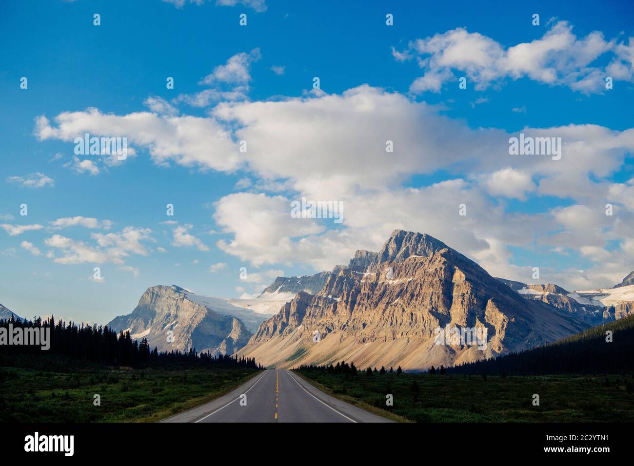 Straße, die durch die malerische Landschaft des Banff National Park, Banff, Alberta, Kanada führt Stockfoto