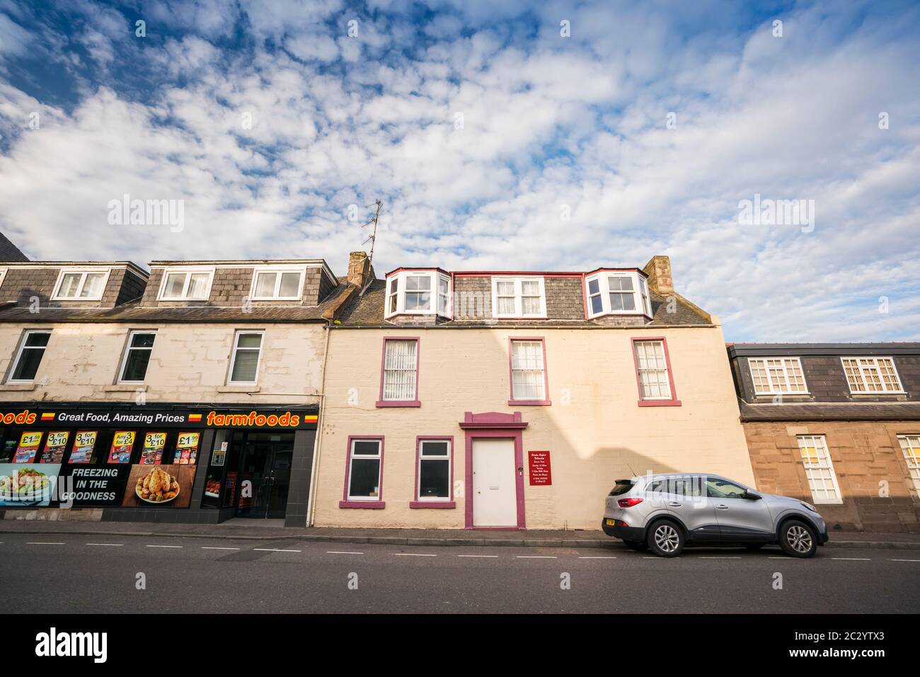 Die lokale Lebensmittelgeschichte Farm Foods ist an die örtliche Baptistenkirche angeschlossen, die in einem Gebäude untergebracht ist, das einst als lokale Taverne im kleinen zu diente Stockfoto