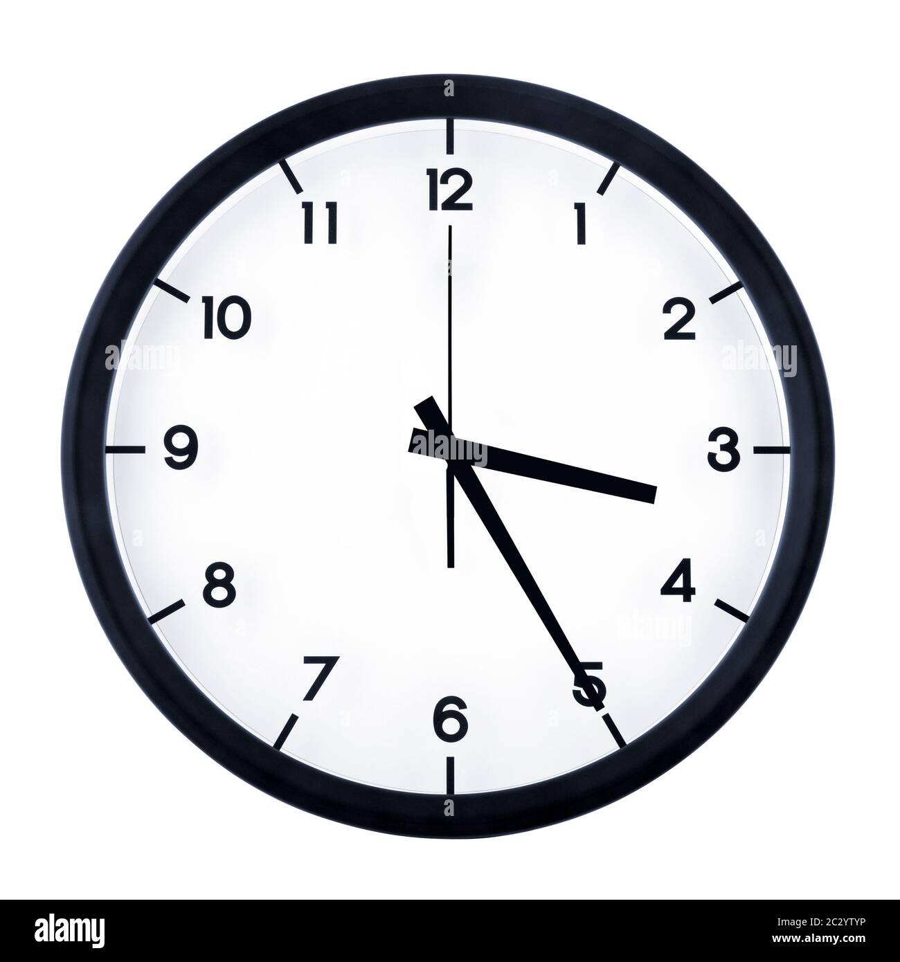 Klassische analoge Uhr auf drei 25, auf weißem Hintergrund. Stockfoto