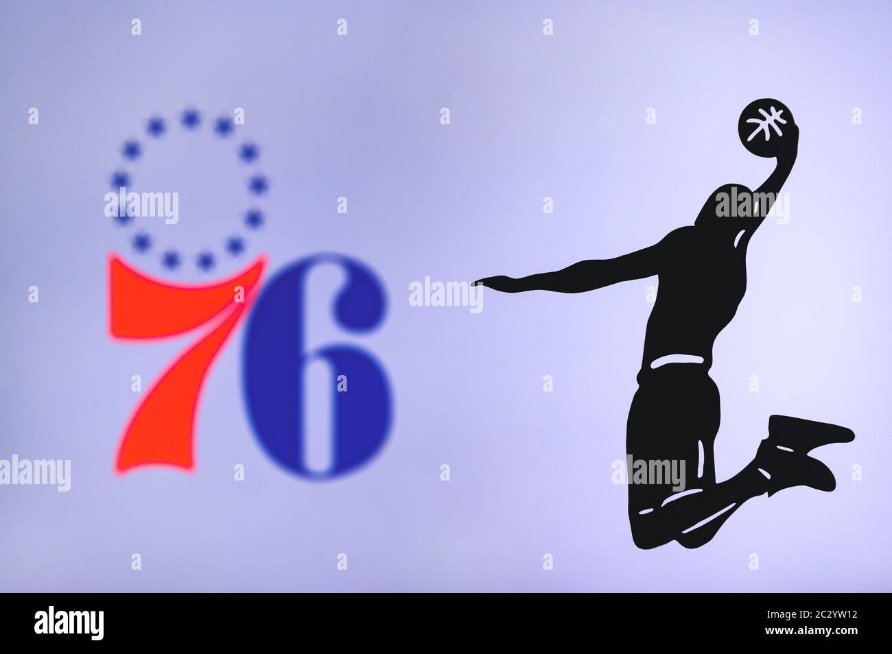 NEW YORK, USA, 18. JUNI 2020: Philadelphia 76ers Basketball-Club-Logo, Silhouette des springenden Korb-Spieler, Sport-Foto NBA, bearbeiten Raum. Stockfoto