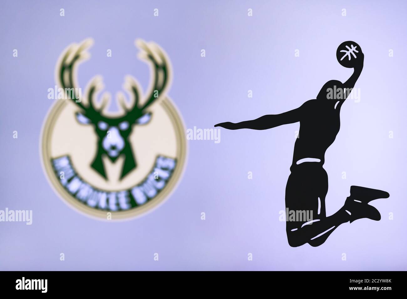 NEW YORK, USA, 18. JUNI 2020: Milwaukee Bucks Basketball-Club-Logo, Silhouette des springenden Korbspieler, Sport-Foto NBA, bearbeiten Raum. Stockfoto