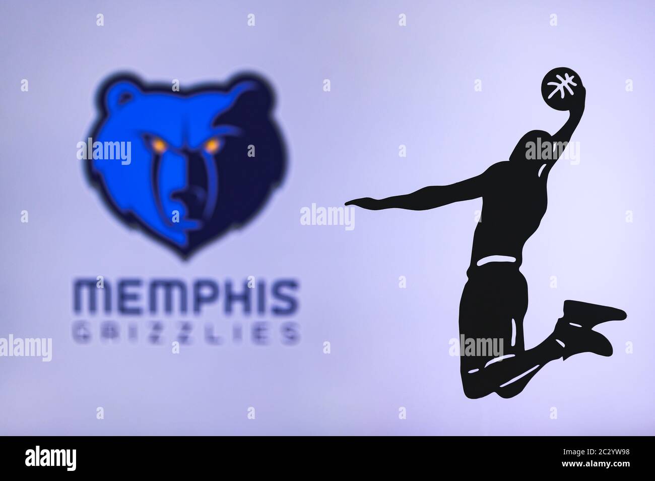 NEW YORK, USA, 18. JUNI 2020: Memphis Grizzlies Basketball-Club-Logo, Silhouette des springenden Korbspieler, Sport-Foto NBA, bearbeiten Raum. Stockfoto