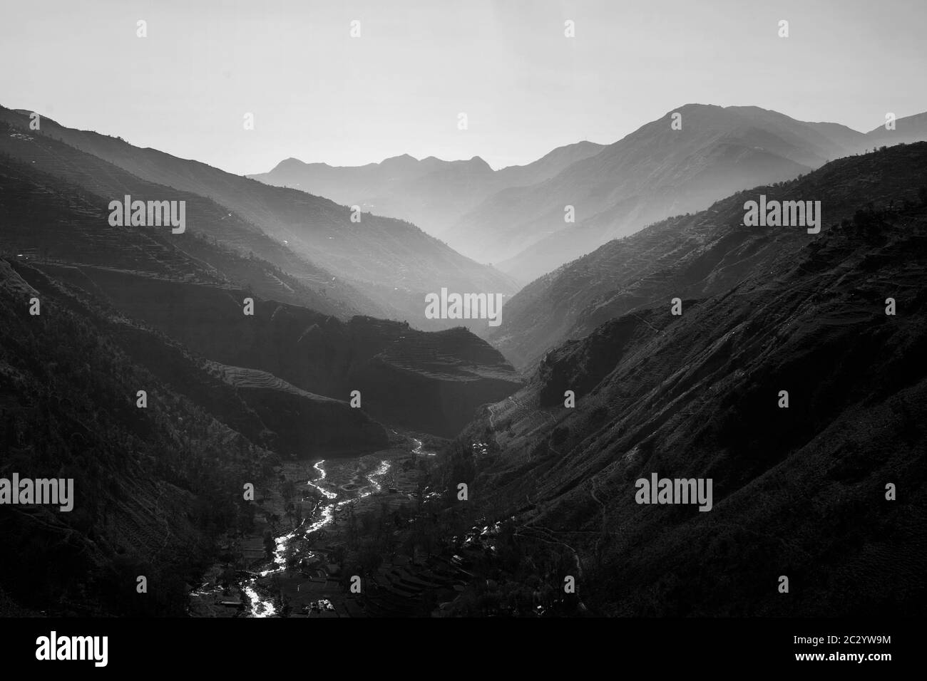 Schwarz-weiße Schichten von Berggipfeln Stockfoto