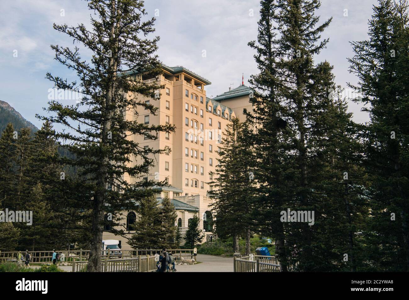 Blick auf das Hotel, das von Wald umgeben ist, Banff, Alberta, Kanada Stockfoto