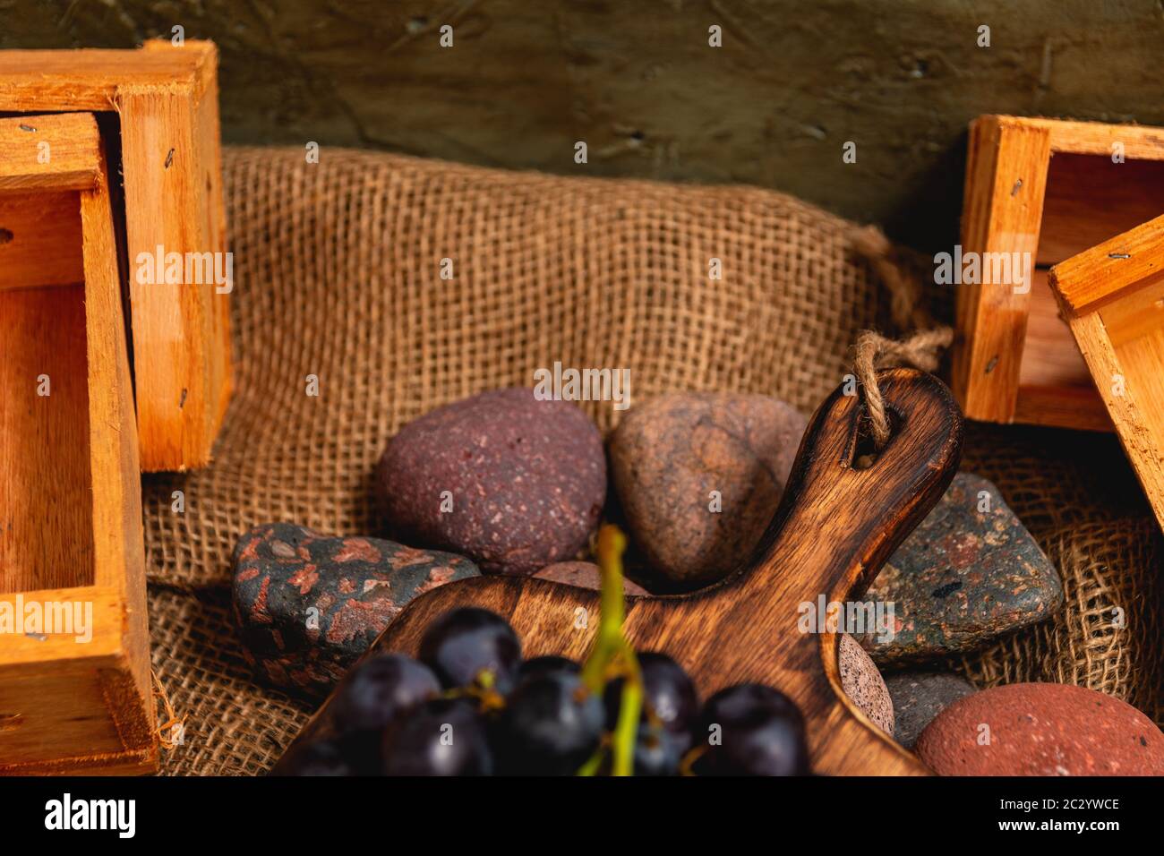 Frisch geschnittene frische Trauben in rustikalem Ambiente Stockfoto