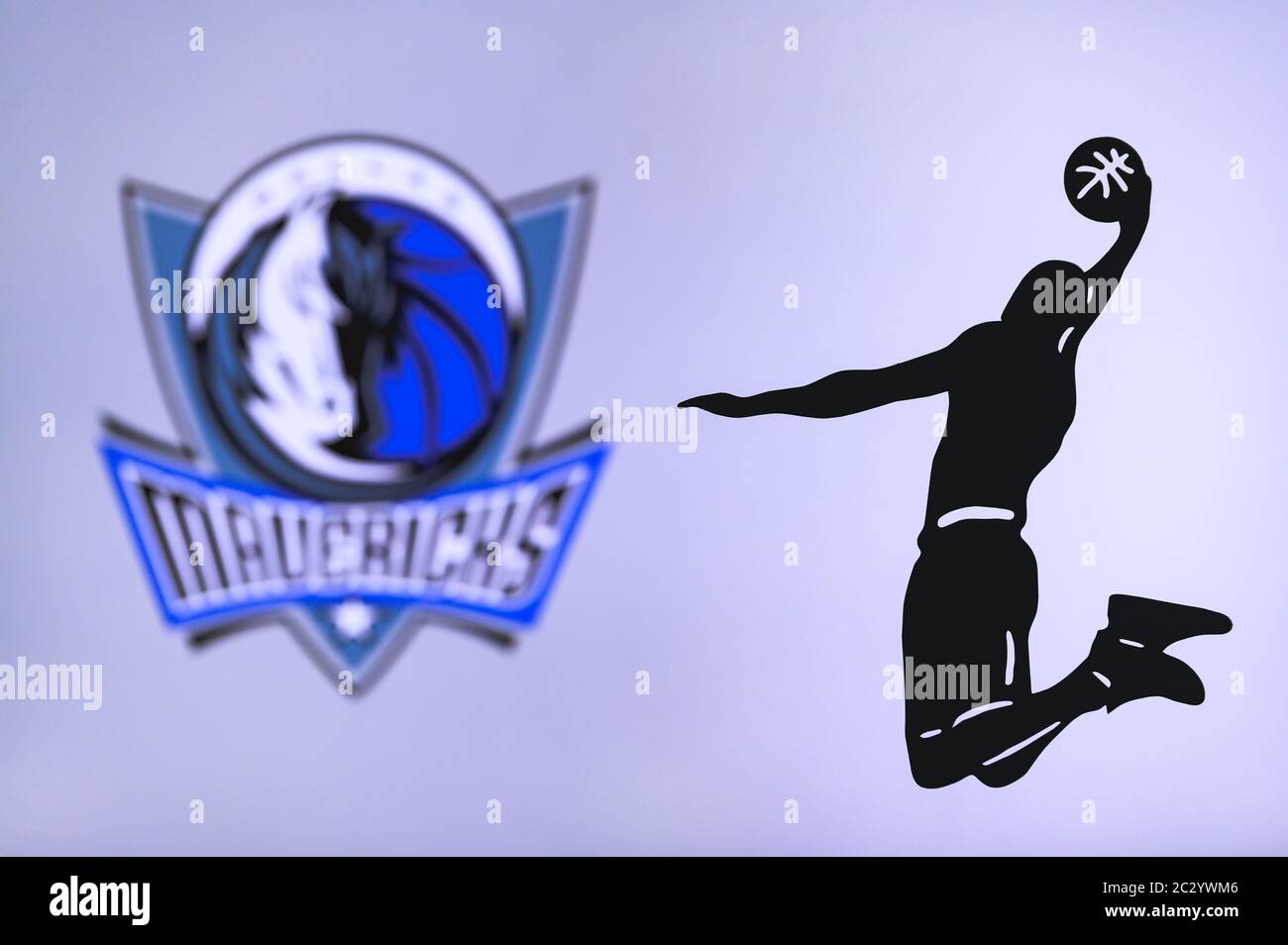 NEW YORK, USA, 18. JUNI 2020: Dallas Mavericks Basketball Club Logo, Silhouette des springenden Korbspieler, Sport Foto NBA, bearbeiten Raum. Stockfoto