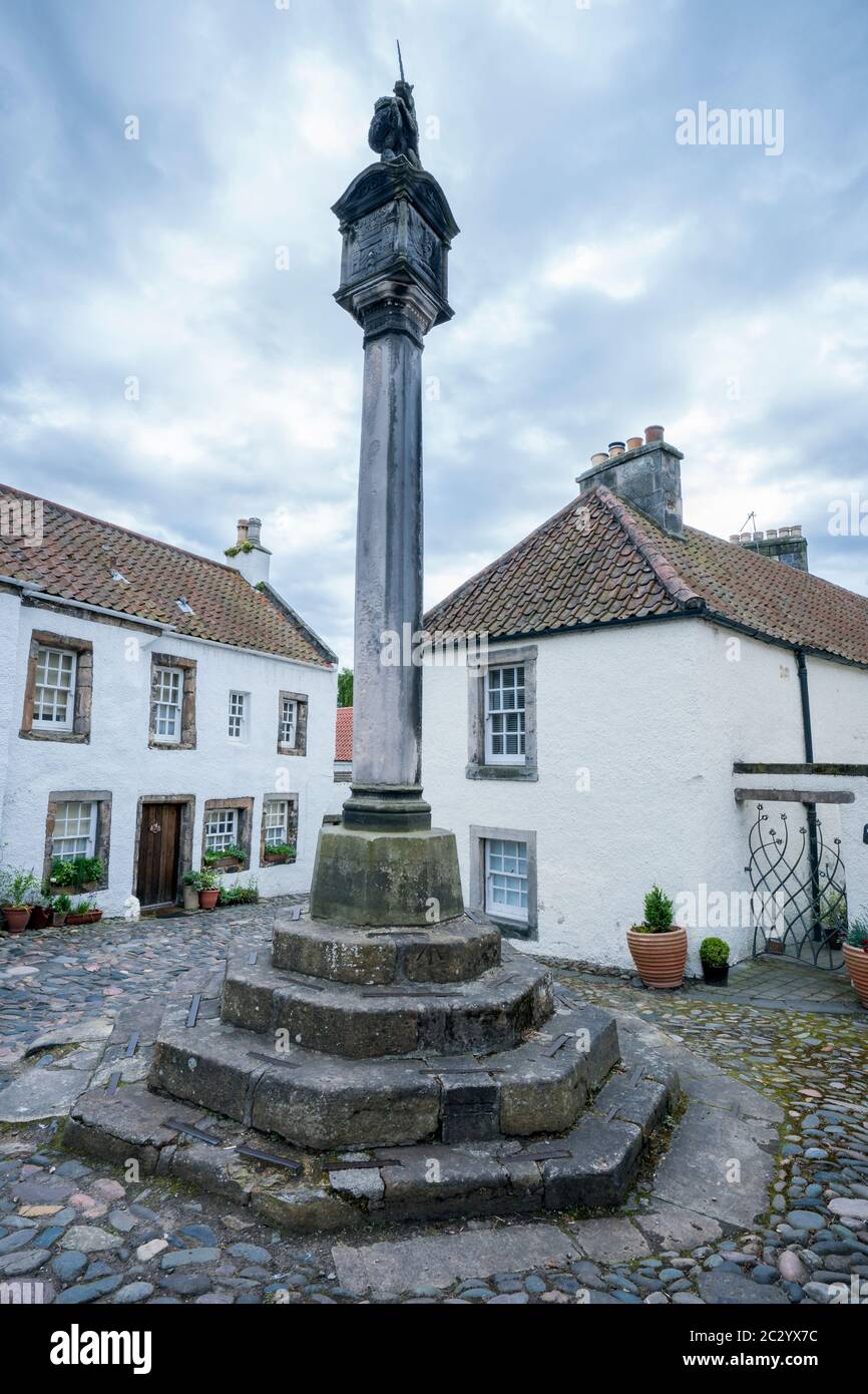 Mercat Cross liegt in einem gepflasterten Platz in einem kleinen mittelalterlichen Dorf, das der Drehort des fiktiven Cranesmuir Dorf war, wo Geillis l Stockfoto